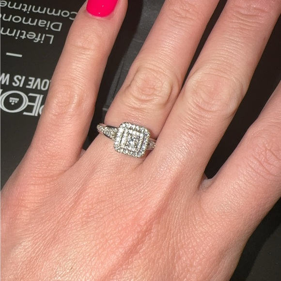 Vera Wang 14kt Engagement Diamond Ring For Sale! - Picture 4 of 8